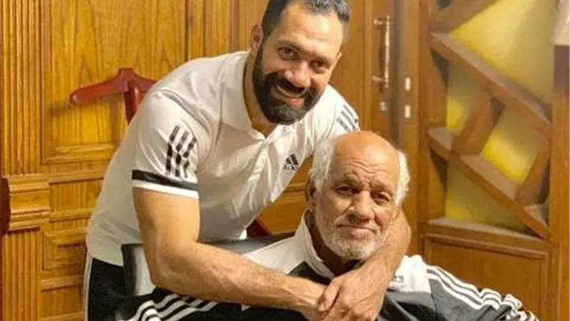 وفاة والد حسني عبدربه نجم مصر والإسماعيلي السابق