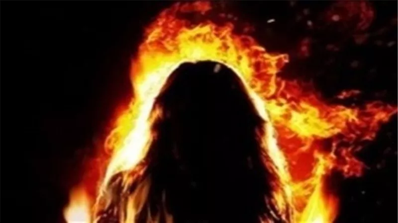 يشعل النار فى زوجته بسبب دينه للبقال