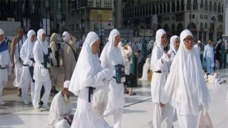 هل يباح للمرأة المحرمة غسل شعرها وامتشاطه؟