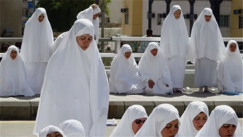 ما هي ملابس الإحرام بالنسبة للمرأة؟
