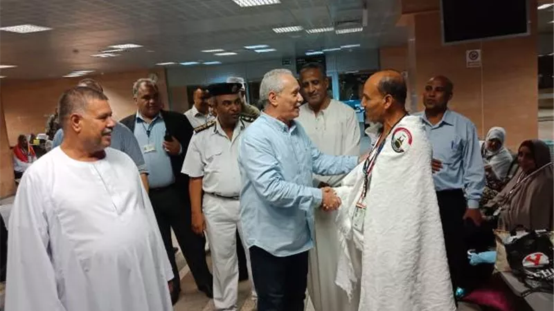 محافظ الأقصر يودع آخر أفواج الحجاج بالمطار