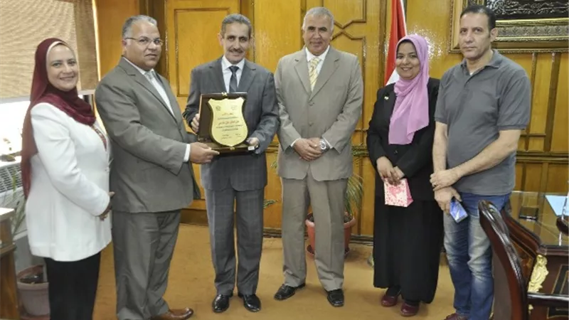 تعليم الإسماعيلية تكرم جامعة القناة لتطوير مدارس الفردان ..صور