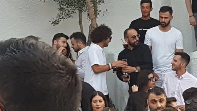 عمرو وردة فى حفل لشرب الخمر باليونان