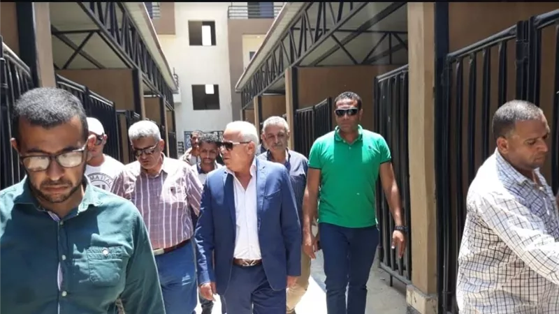 محافظ بورسعيد يعلن الانتهاء من كافة الأعمال الإنشائية وتوصيل المرافق بمشروع ال ٣٥٢ منزل وحظيرة