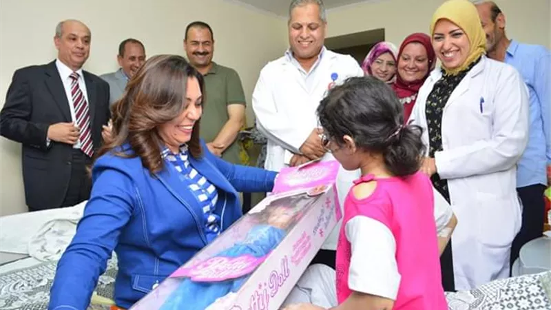 محافظ دمياط تطمئن على الحالة الصحية للطفلة هبة .. بالصور