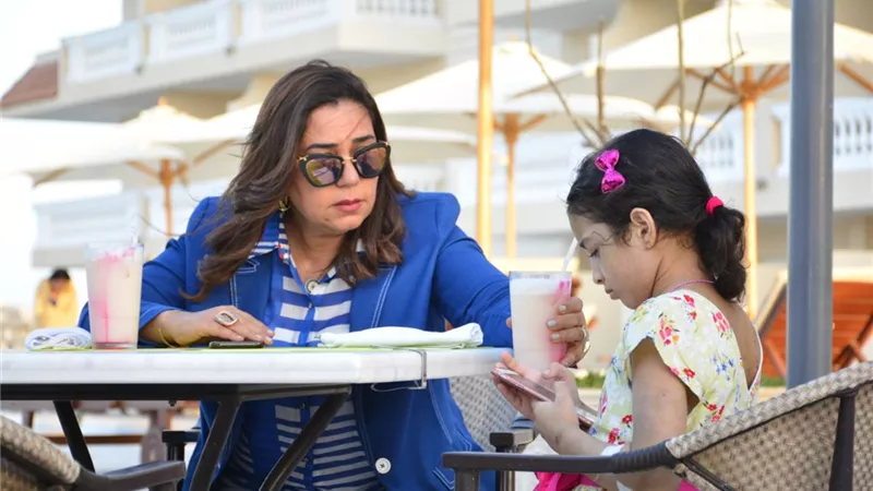 محافظ دمياط تصطحب الطفلة هبة الى التنزه برأس البر بعد رحلة علاج بالمستشفى