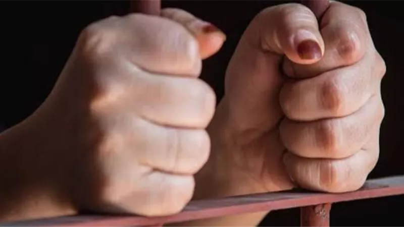 حبس ربة منزل قتلت ابن شقيقتها بسبب خلافات عائلية