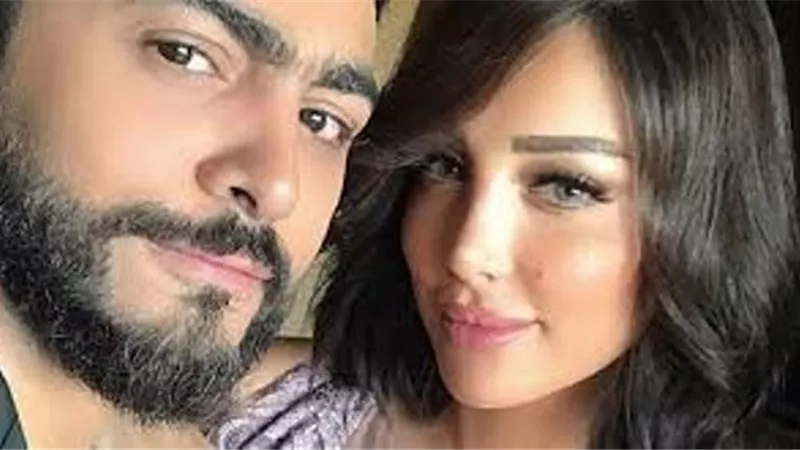 تبادل رسايل حب بين تامر حسنى وزوجتة