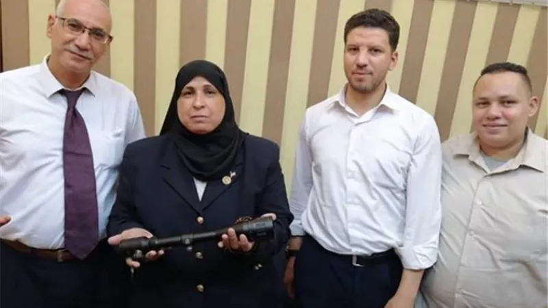 جمارك المطار تحبط محاولتى تهريب منظار وكمية من نبات القات المخدر حول جسد يمني