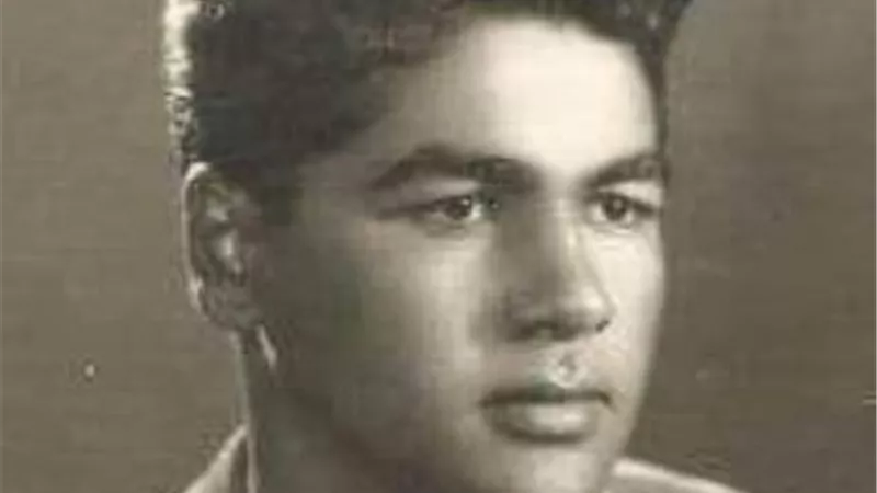 17 صورة نادرة للفنان الراحل مصطفى متولى