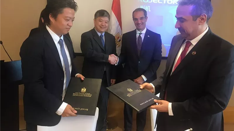 عمرو طلعت يلتقي مسئولي شركة فايبر هوم لتكنولوجيا الاتصالات