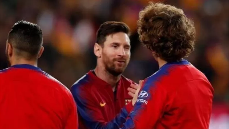 شاهد .. ميسي يضع جريزمان في موقف محرج خلال مباراة برشلونة والارسنال