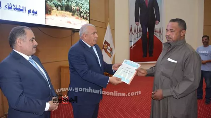 تسليم عقود تقنيين الاراضي ل.42 مواطن بالوادى الجديد