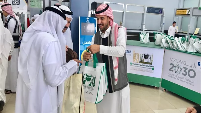 رئاسة شؤون الحرمين تستقبل طلائع الحجاج في مطار الطائف الدولي