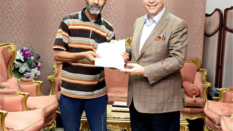 محافظ بنى سويف يسلم مواطن وحدة سكنيه