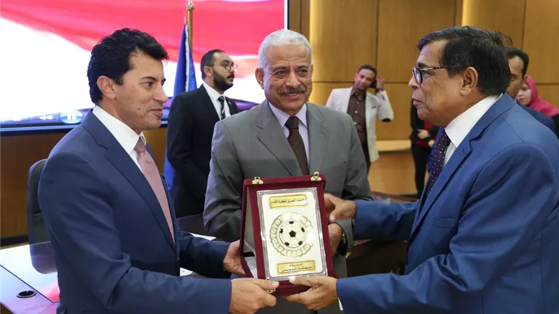 وزير الشباب وصقر يكرمان المشاركين فى تنظيم بطولة كاس الامم الافريقية بالسويس
