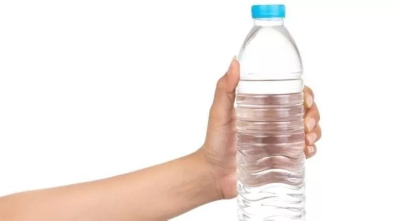 احذر شرب الماء في زجاجات بلاستيكية.. يسبب سرطان الثدي ويقلل الخصوبة