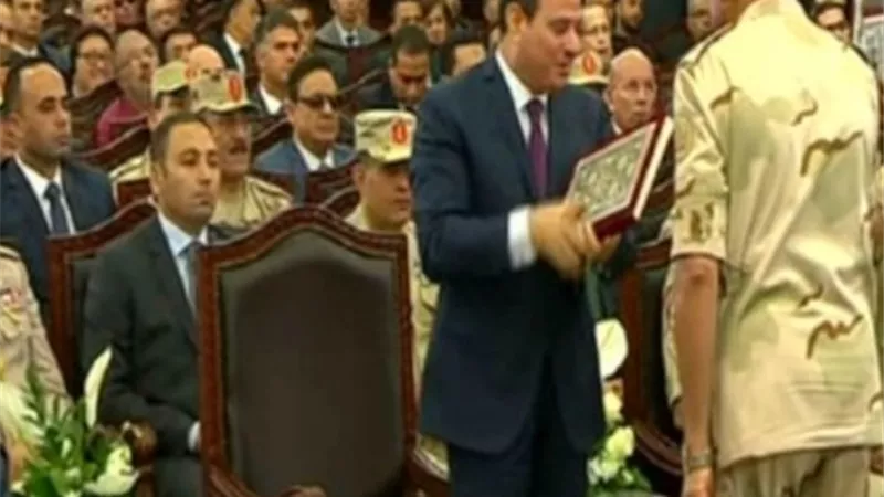 رئيس مجلس إدارة شركة النصر للكيماويات الوسيطة يهدي الرئيس مصحفاً