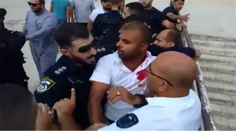 بالفيديو ..القوات الإسرائيلية تعتدي على حارس الأقصى وتعتقله