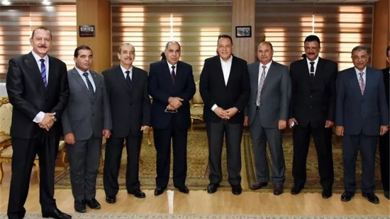 محافظ الشرقية يكرم قيادات المحليات المنقولين ..صور