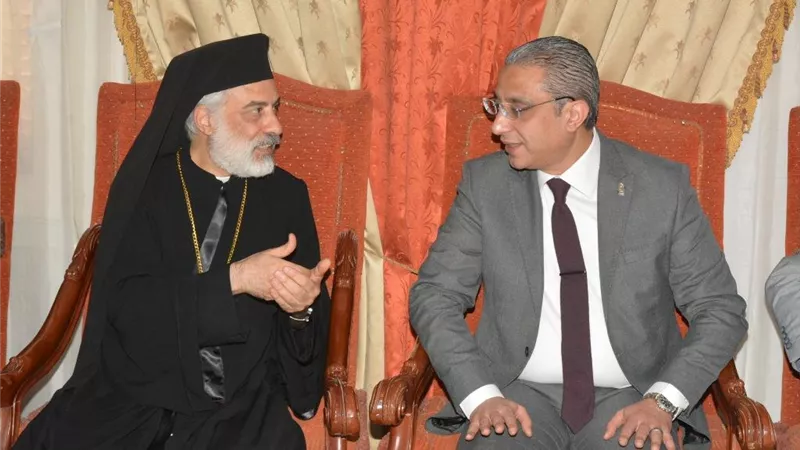محافظ سوهاج يهنئ الأنبا 