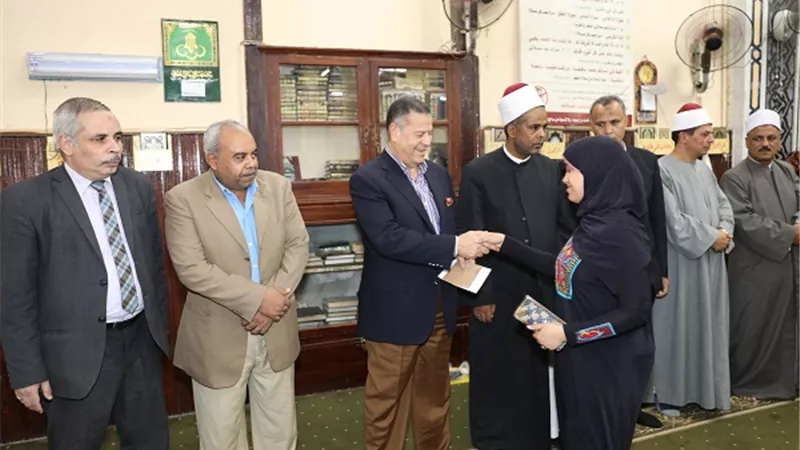 محافظ بني سويف يسلم 100 ألف جنيه مساعدات زواج لـ25 من الفتيات الأيتام