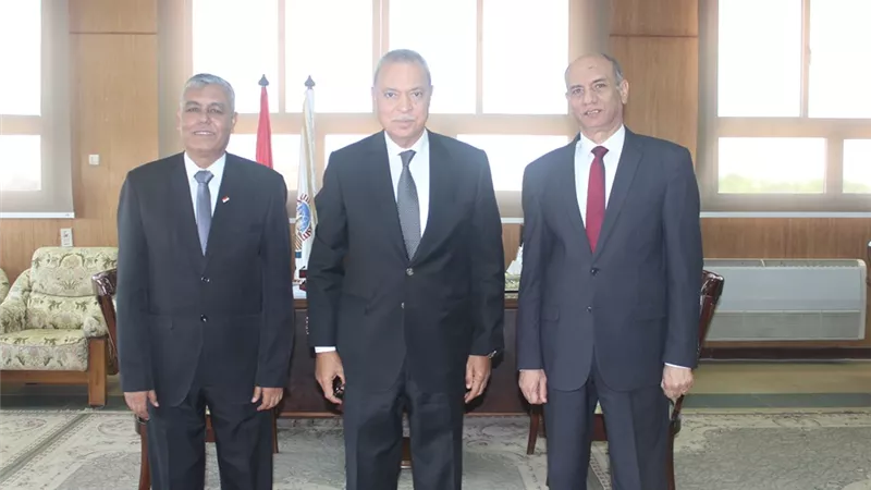 محافظ قنا يهنئ رئيس جامعة جنوب الوادي الجديد