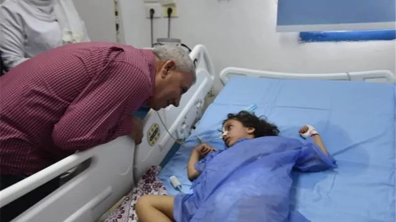محافظ مطروح: استمرار متابعة حالة الطفلة ساندى حتى عودتها للمحافظة بسلامة الله