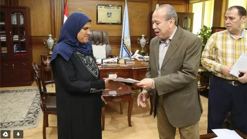 محافظ كفرالشيخ يسلم 4 عقود تقنين أراضي أملاك الدولة للمستفيدين من المواطنين