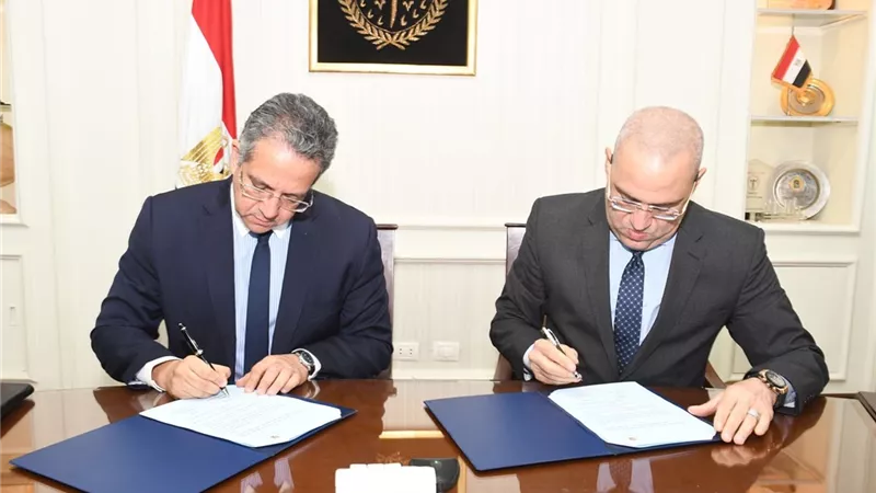 بروتوكول تعاون بين الإسكان والآثار لتقديم الخدمات بالمناطق الأثرية