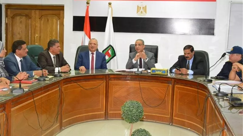 محافظ سوهاج يعقد اجتماعاً موسعاً لمتابعة ملف التصالح في مخالفات البناء..صور
