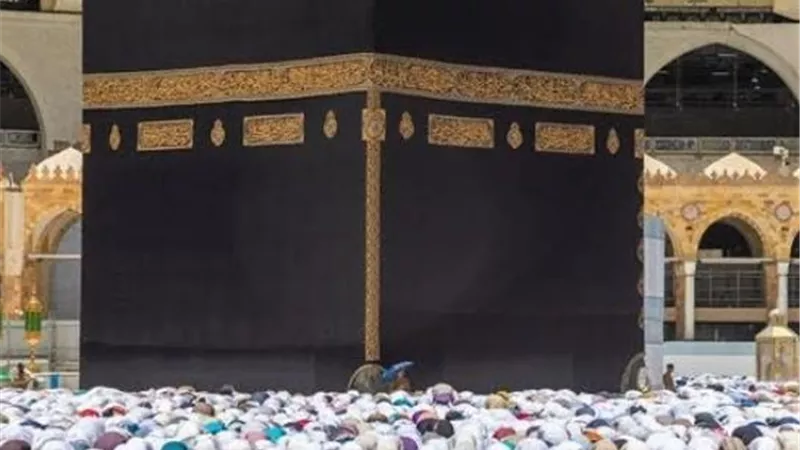 الكعبة المشرفة تكتسي ثوبها الجديد في يوم عرفة