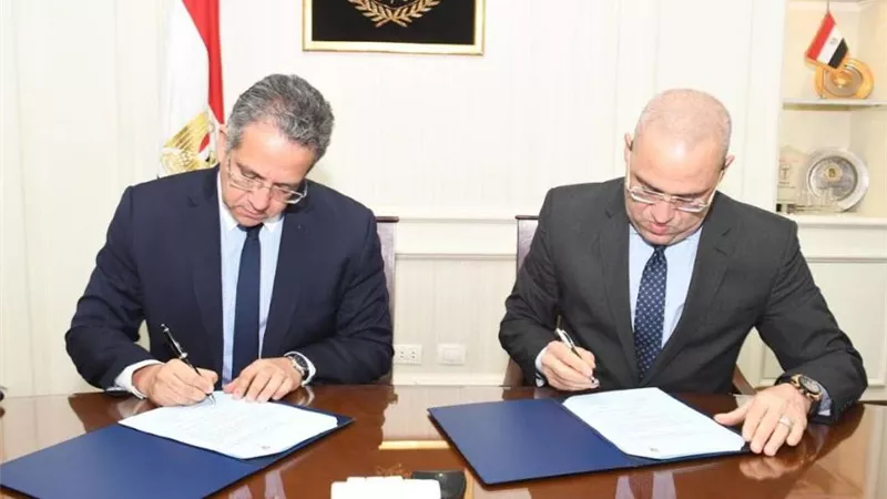 وزيرا الآثار والإسكان يوقعان بروتوكول تعاون لتشغيل الخدمات للزائرين بمنطقة آثار سقارة