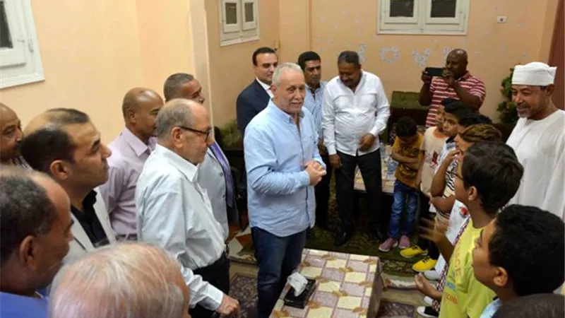 محافظ الأقصر يهنئ الجمعيات بالعيد ويقدم الهدايا للأطفال