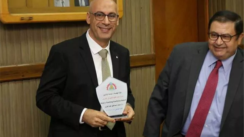 تكريم عميد هندسة الزقازيق وتسليم جوائز التفوق الاكاديمى والادارى