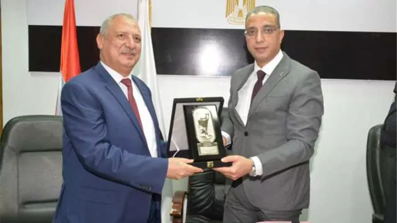 محافظ سوهاج يكرم السكرتير العام ويهديه درع المحافظة