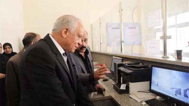 محافظ الجيزة يوجه بتوفير ساحات لإنتظار سيارات النقل الثقيل بطريق 21 بالصف
