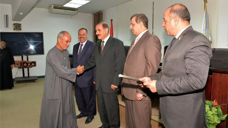 محافظ أسيوط يسلم 10 عقود جديدة للمنتفعين بأراضي أملاك الدولة بـ 6 مراكز