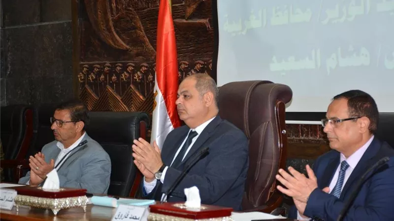 محافظ الغربية.. يكرم اوائل الثانوية العامة والفنية وسط فرحة عارمة من الطلاب وأولياء الامور..