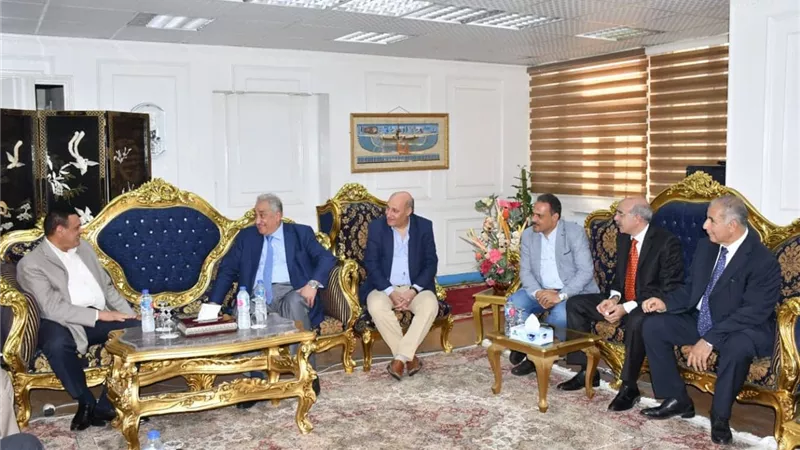 بالصور.. محافظ البحيرة يستقبل 