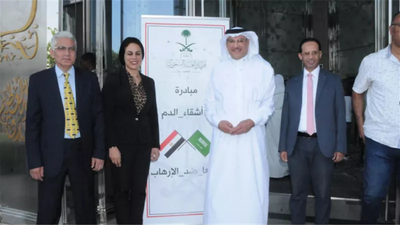 العاملون بالسفارة السعودية بالقاهرة يتبرعون بالدم لصالح معهد الأورام