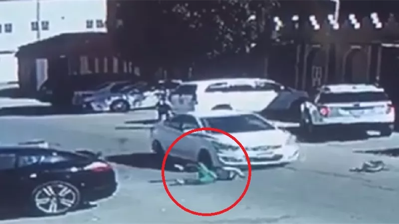 كاميرات مراقبة ترصد دهس سيارة لشاب .. فيديو