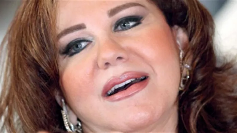 سقوط الفنانة ميادة الحناوى على المسرح امام جمهورها بتونس..فيديو