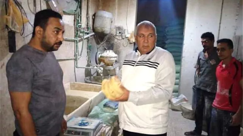 الزملوط يفاجئ احد المخابز بمدينه الخارجة ويكافئ العاملين به.. بالصور