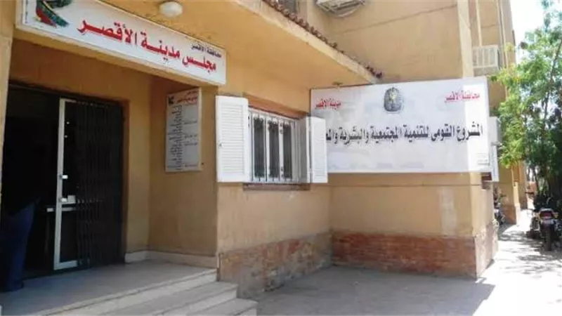 هبوط أرضى بعمق متر ونصف نهاية شارع التليفزيون بالأقصر