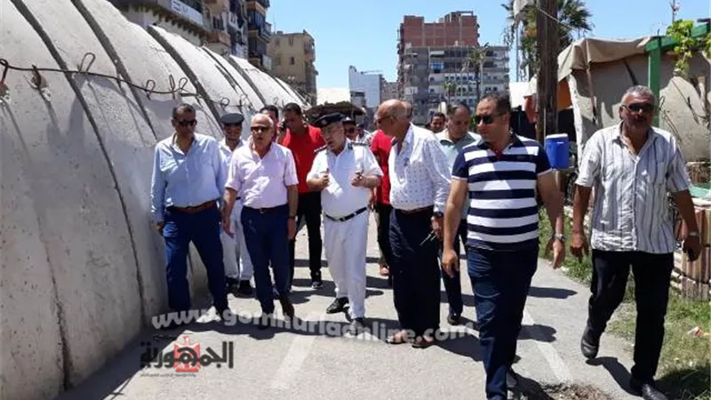 محافظ بورسعيد يزور قسم العرب ويهنئ رجال الشرطة