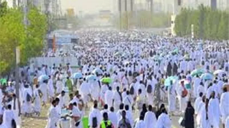 توافد الحجاج إلي مني استعدادا للوقوف بعرفة