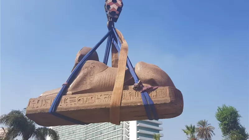 الاثار: نقل ٦ قطع اثرية ضخمة الي المتحف المصري الكبير