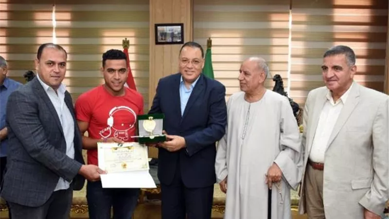غراب يكرم ابن الشرقية الحاصل على الميدالية الذهبية فى بطولة سباق الدراجات