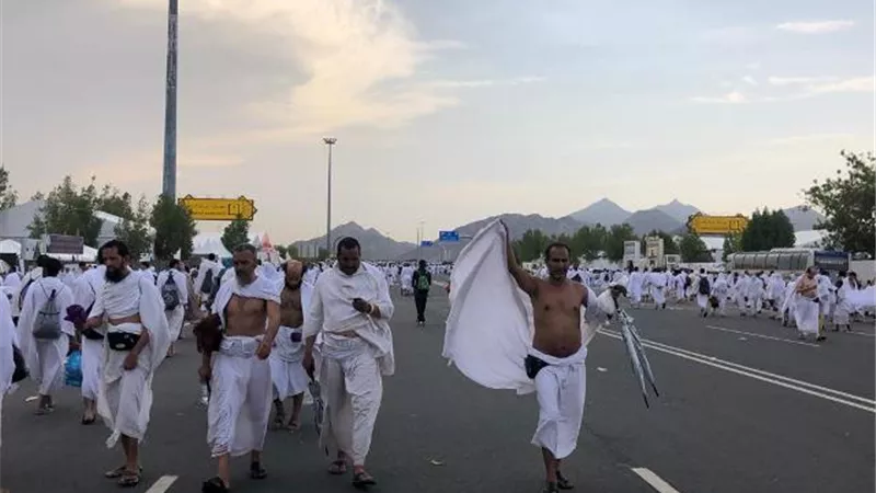 حجاج بيت الله يؤدون الركن الأعظم وينفرون لمزدلفة.. صور